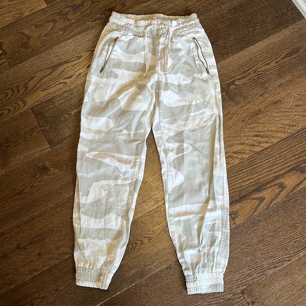 Aritzia TNA Off-White Alix Cargo Pants
